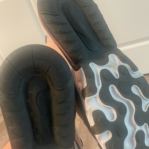 Women’s Nike Air Maxes Size 8 - Picture 2 of 4